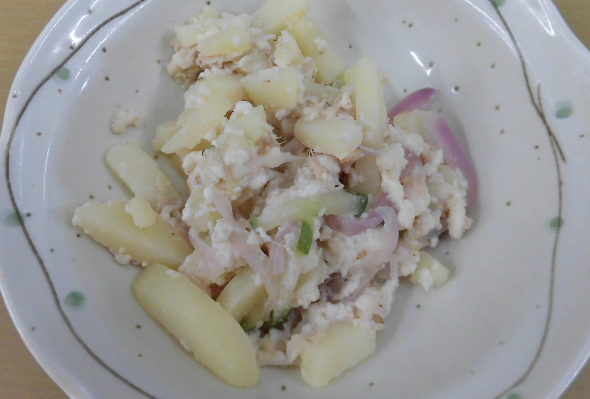 収穫したじゃが芋を調理スタッフがカッテージチーズ入りの初夏のポテトサラダを作りました。