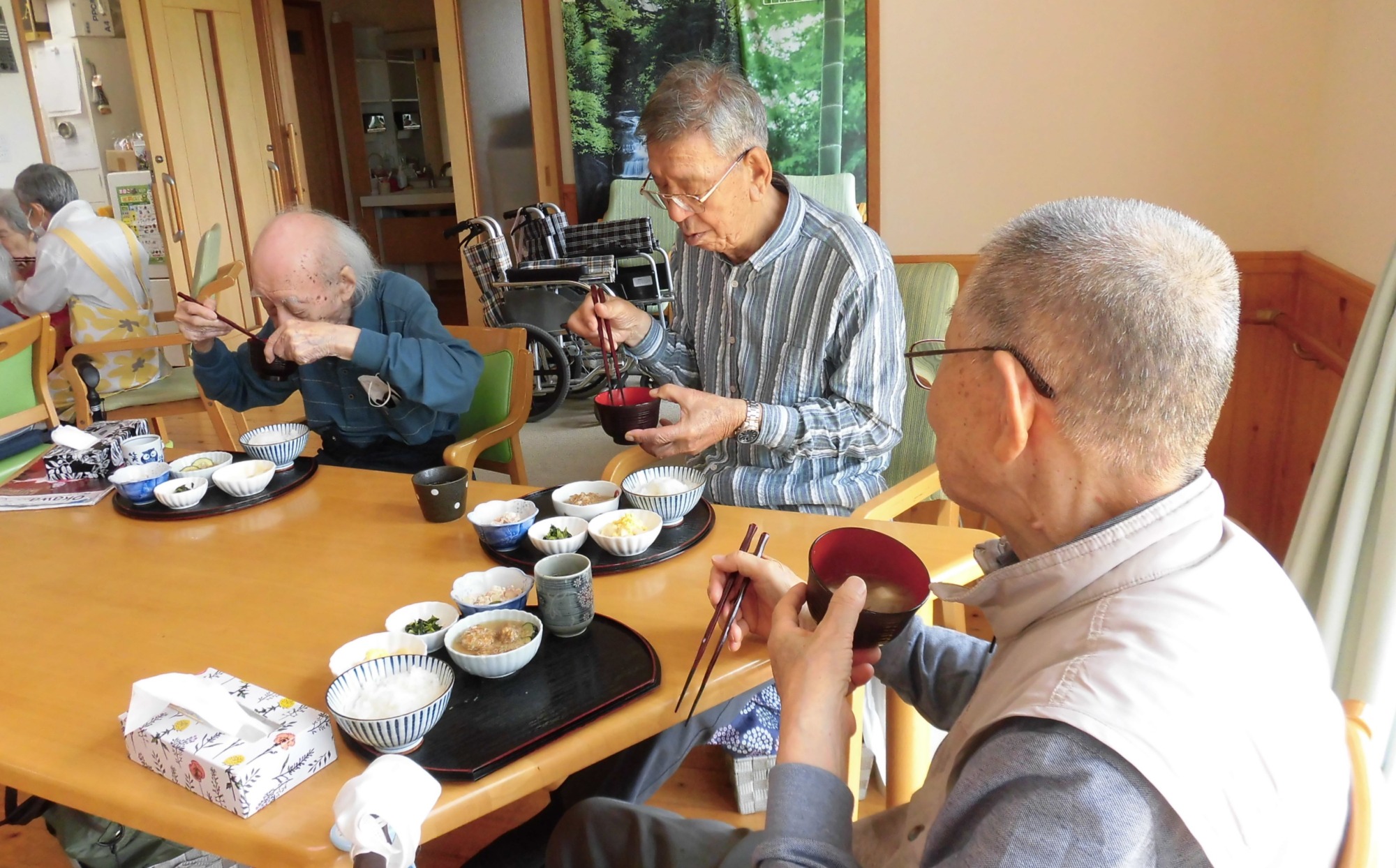収穫したじゃが芋を昼食にポテトサラダになった一品を召し上がるご利用者