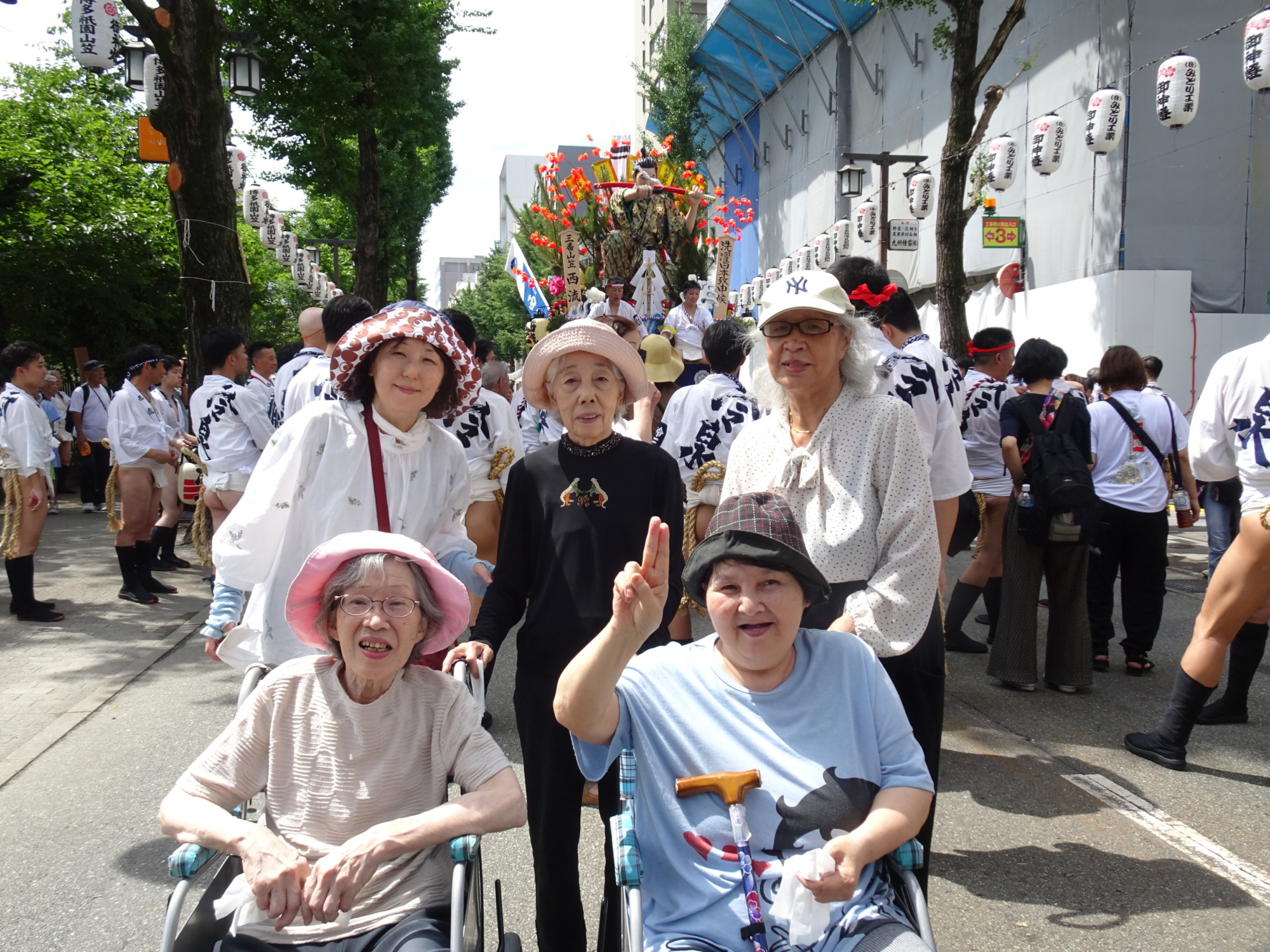 三番山笠の舁き山笠の前で撮った写真