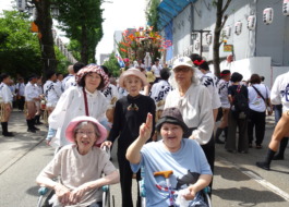 三番山笠の舁き山笠の前で撮った写真