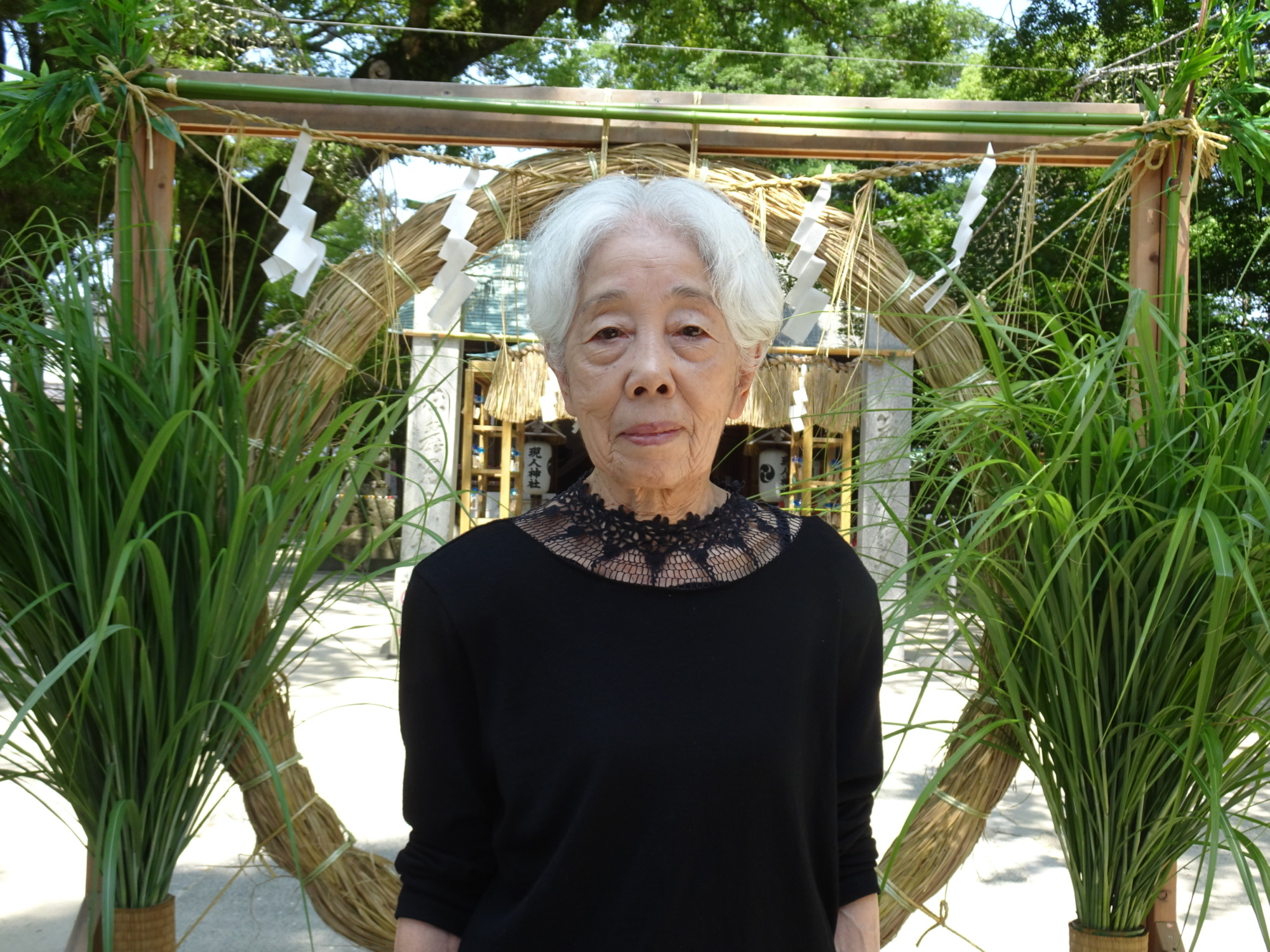 現人神社の茅の輪の前で撮った利用者さんの写真