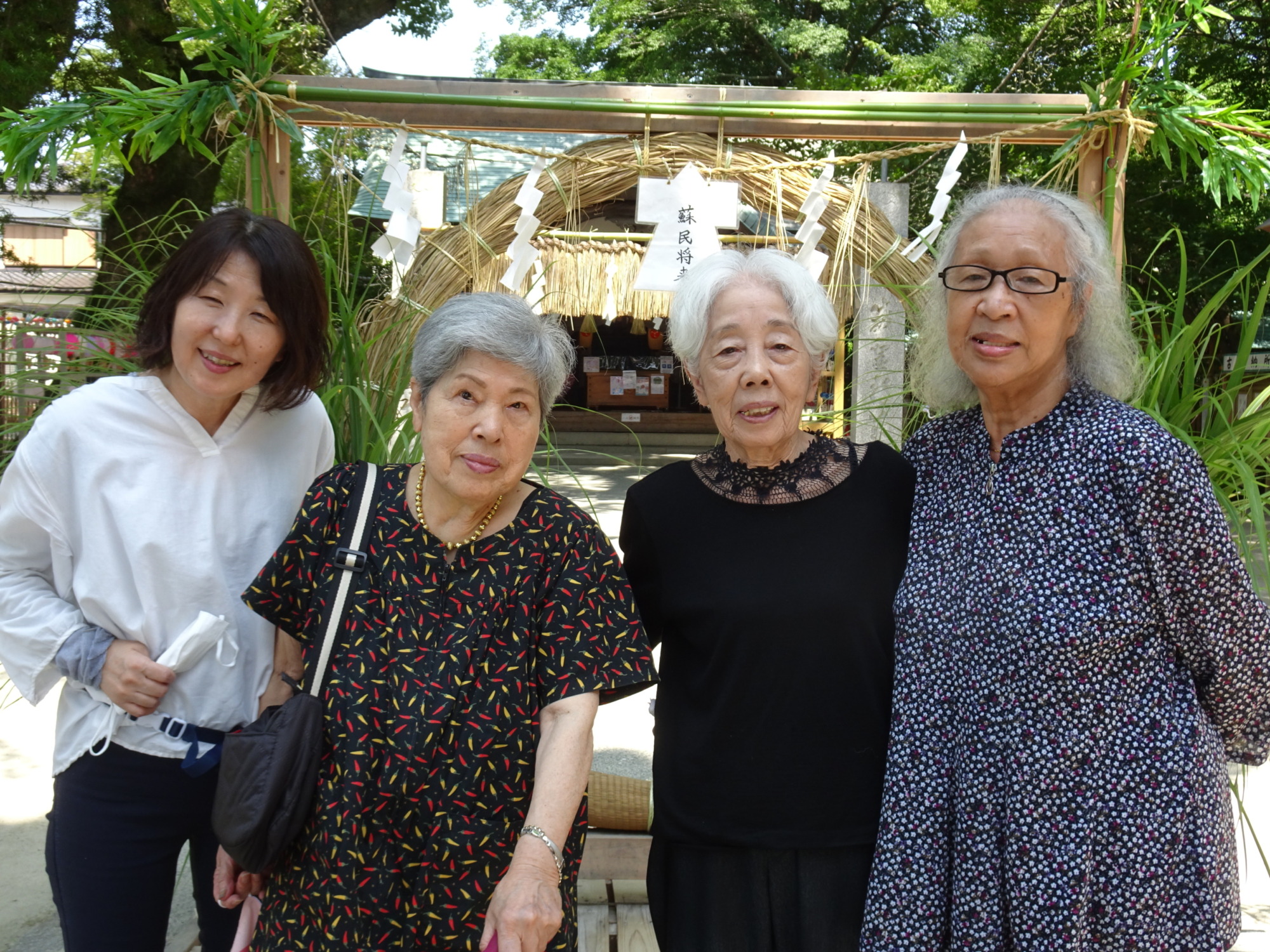 現人神社の茅の輪の前で撮った写真