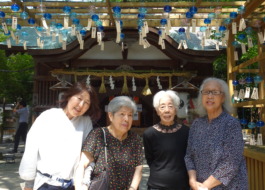 現人神社の風鈴飾りの前で撮った写真