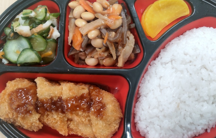 今日の昼食は「豚肉の重ねカツ」です