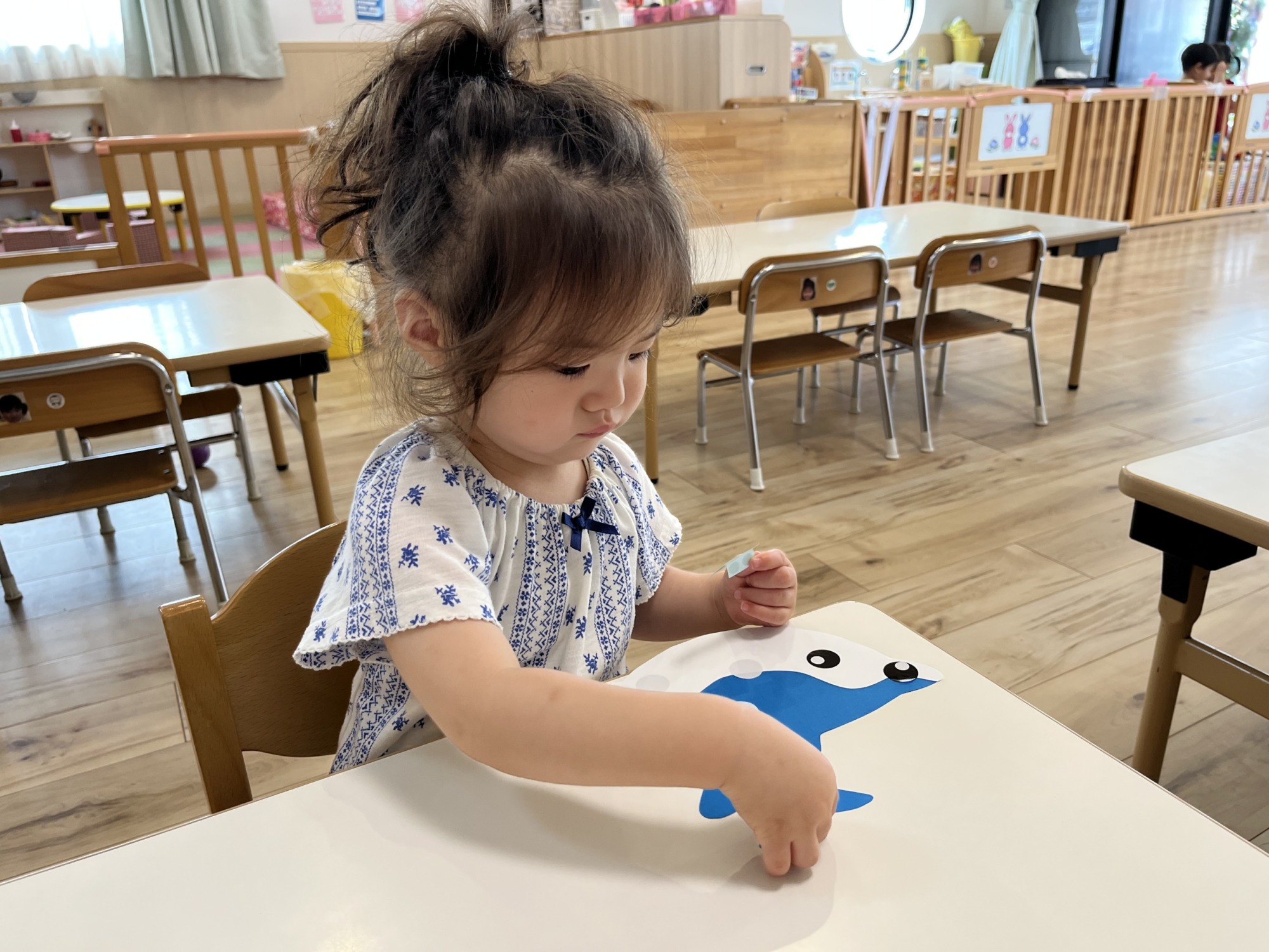 製作する子どもたち12枚