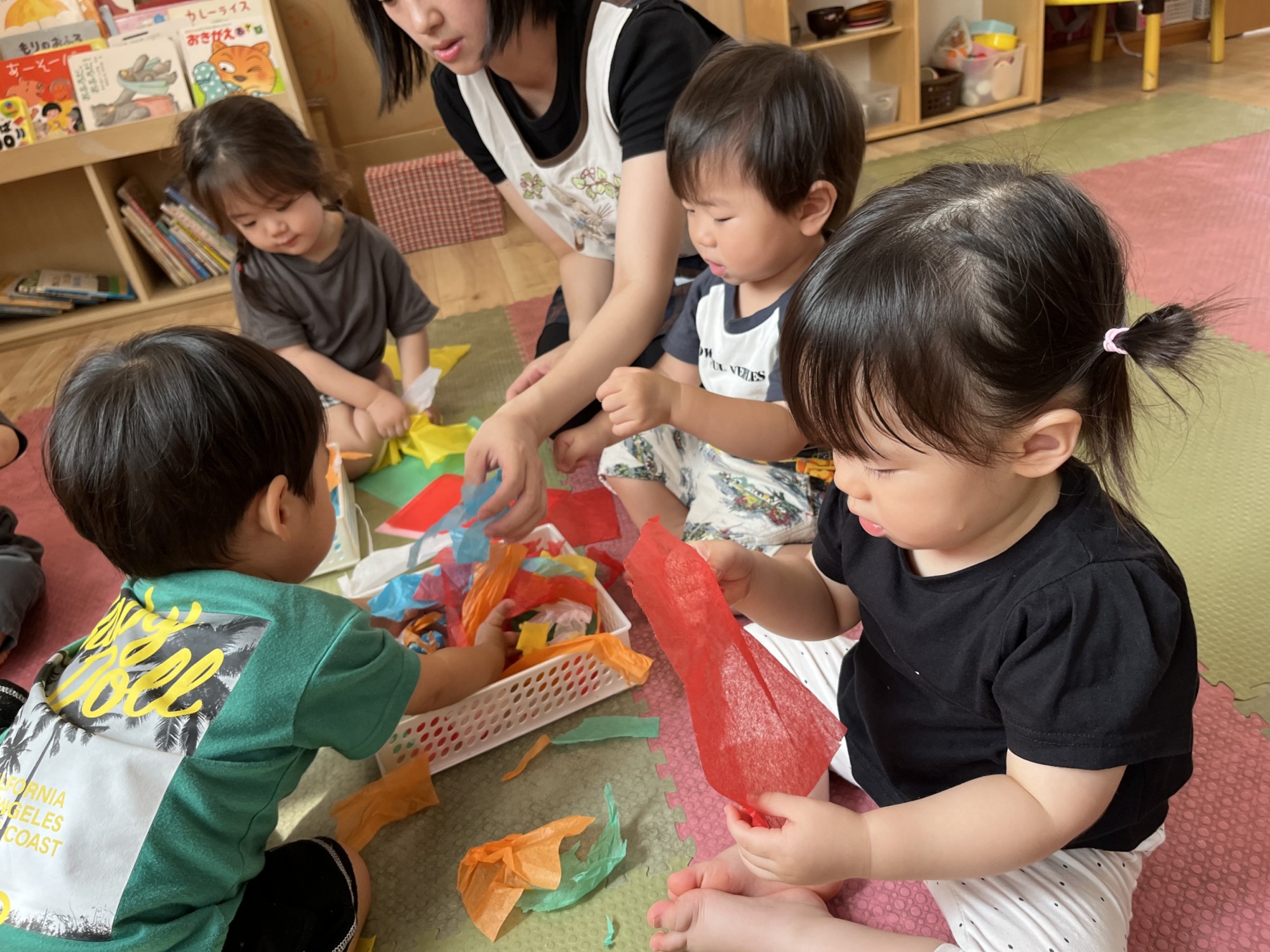 製作する子どもたち9枚