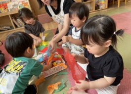 製作する子どもたち9枚