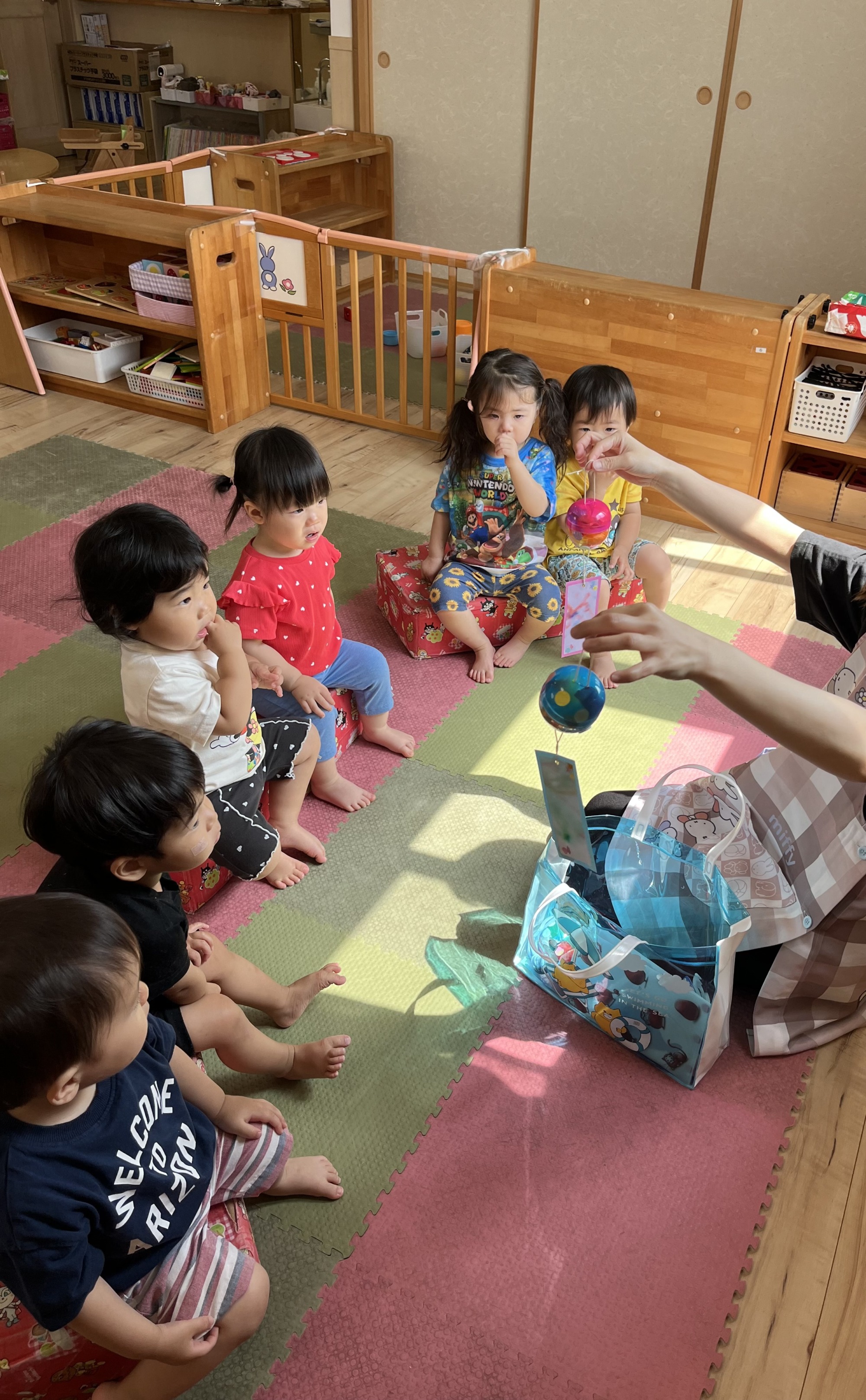 風鈴を眺める一歳児8枚