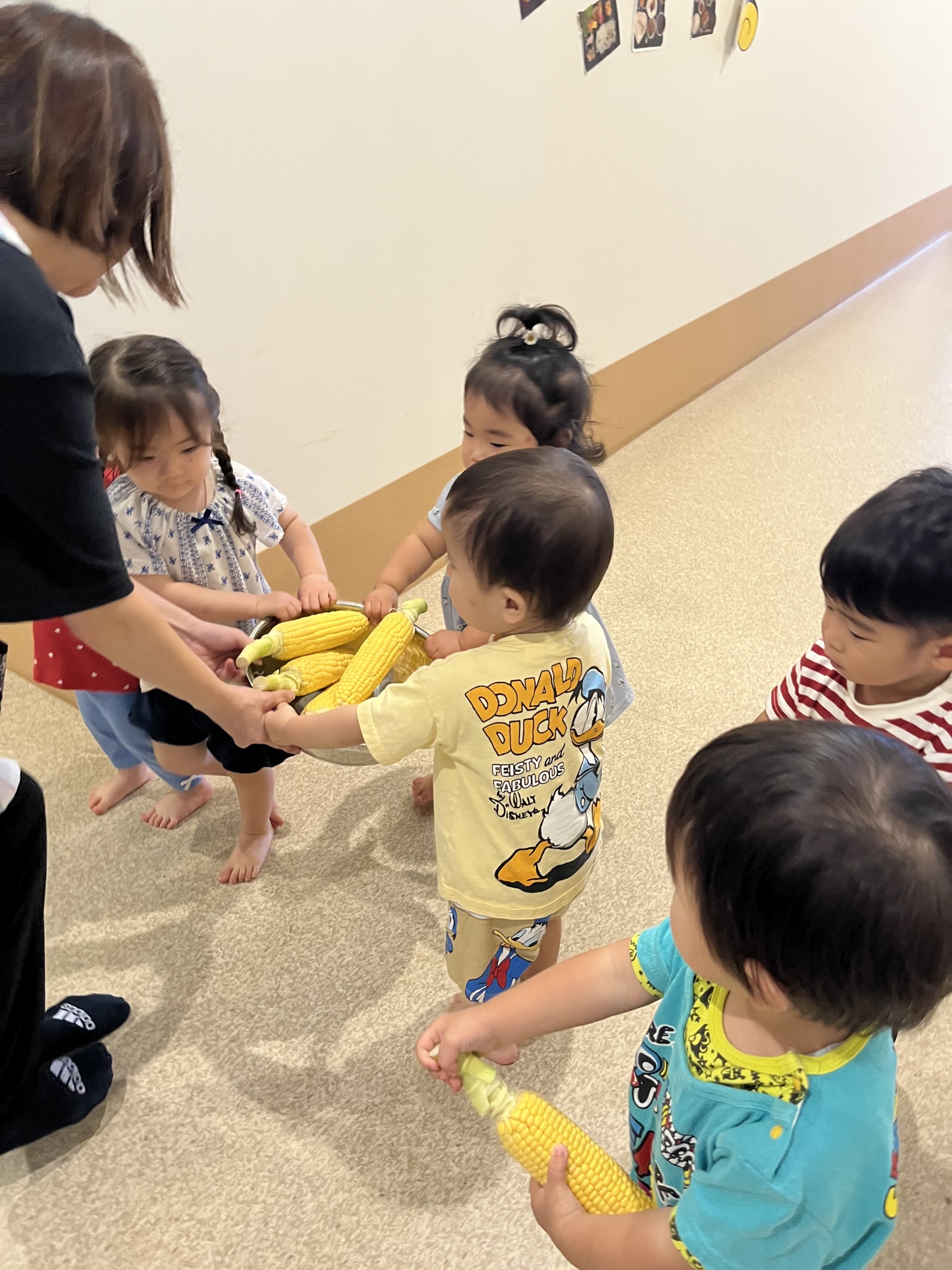 とうもろこしをら運ぶ一歳児3枚