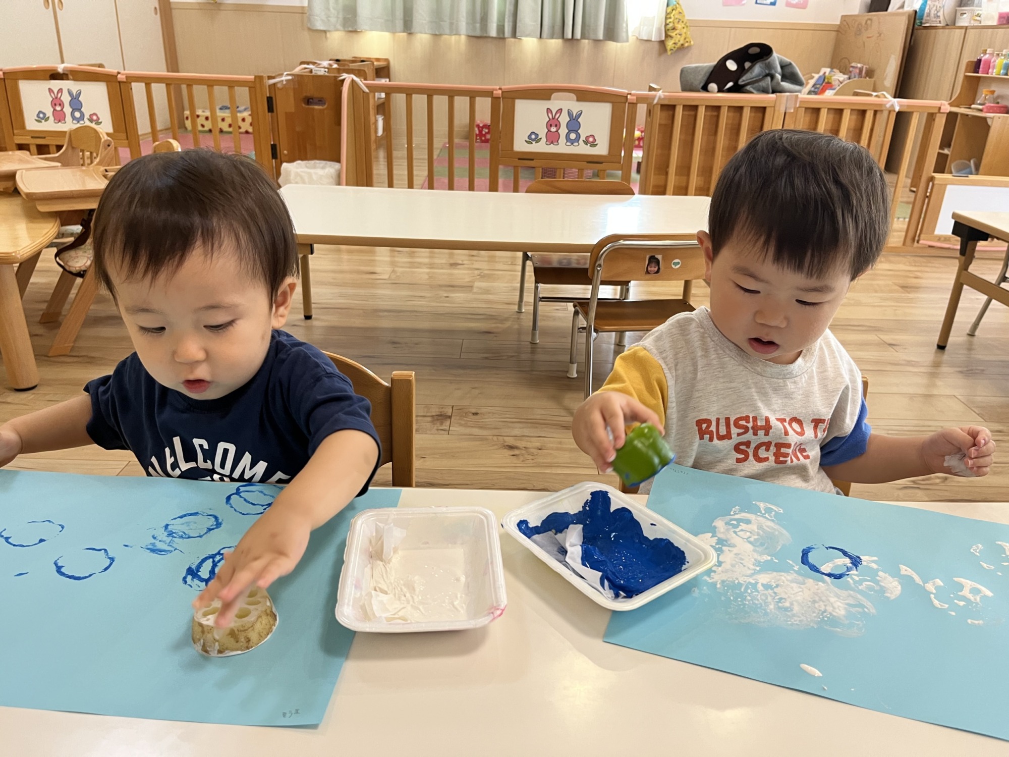 スタンプする子ども10枚