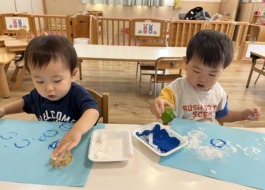 スタンプする子ども10枚