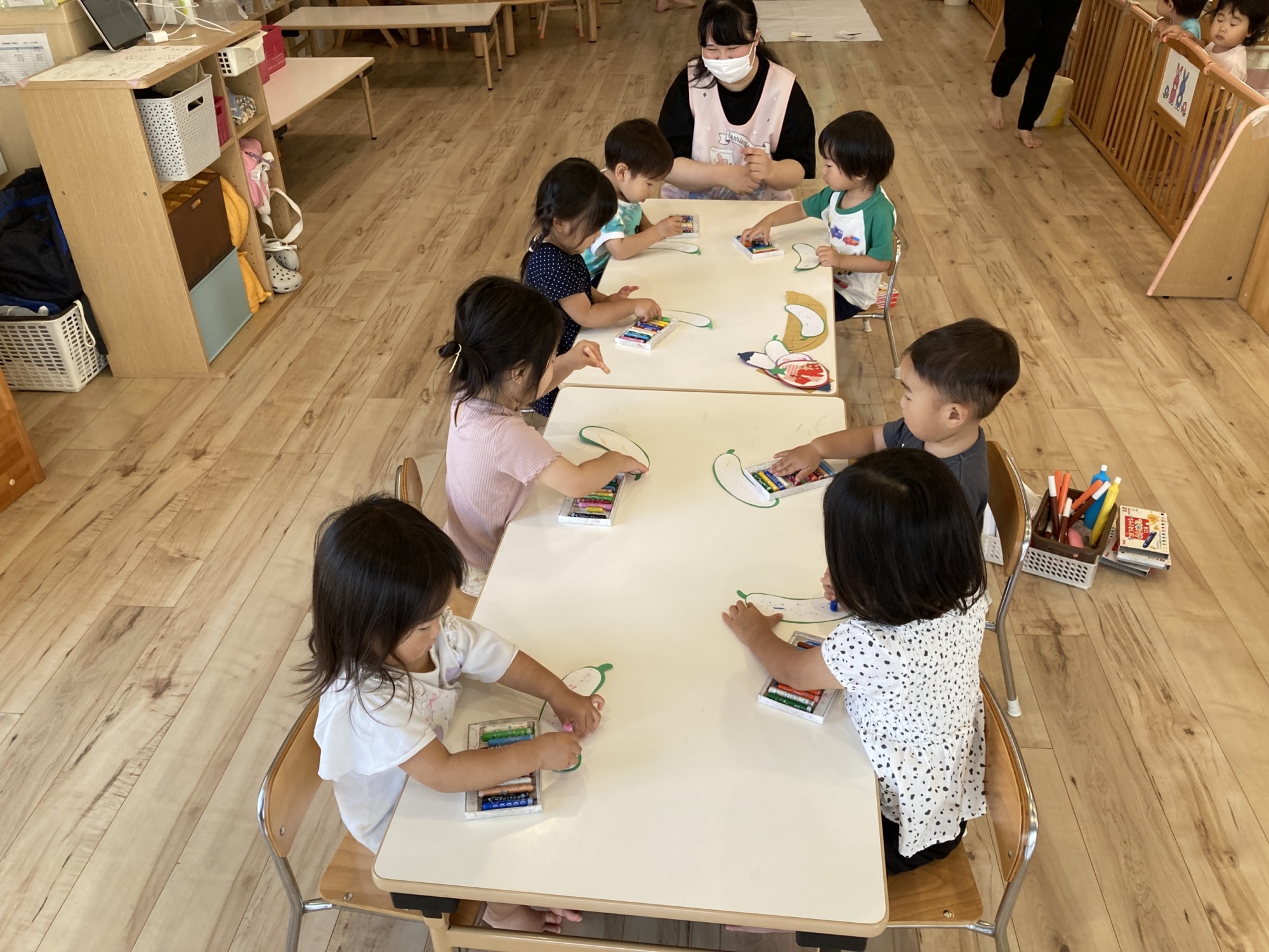 製作を楽しむ子どもたち12枚