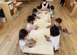 製作を楽しむ子どもたち12枚