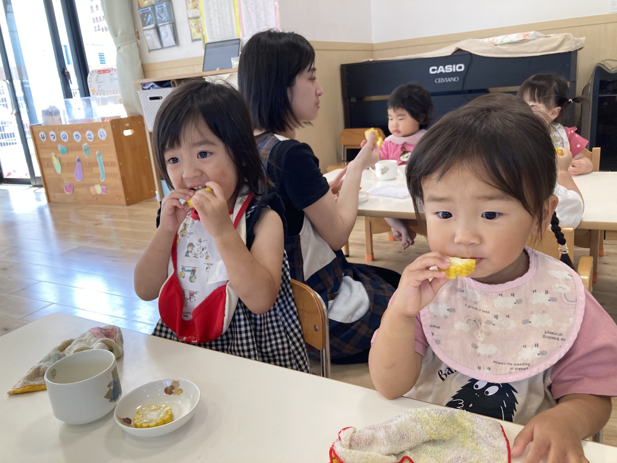 とうもろこしを食べる子どもたち　4枚