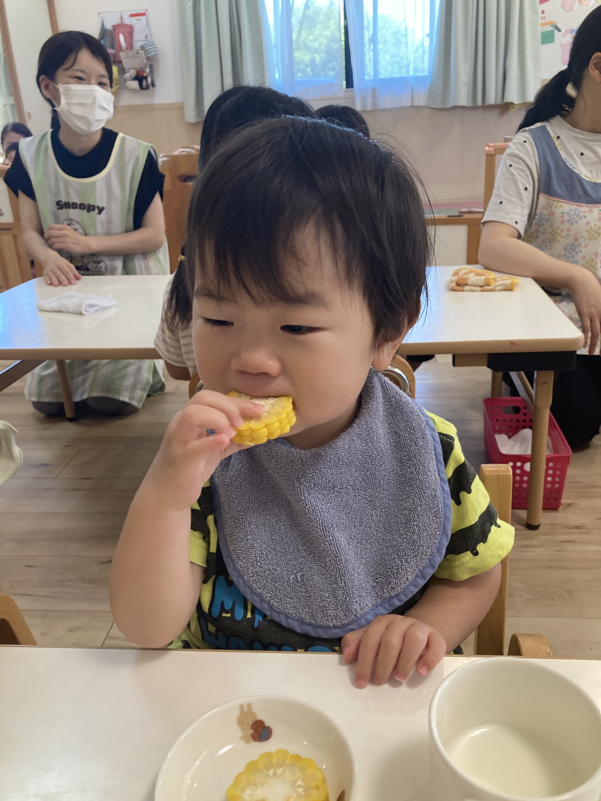 とうもろこしを食べる子ども6枚