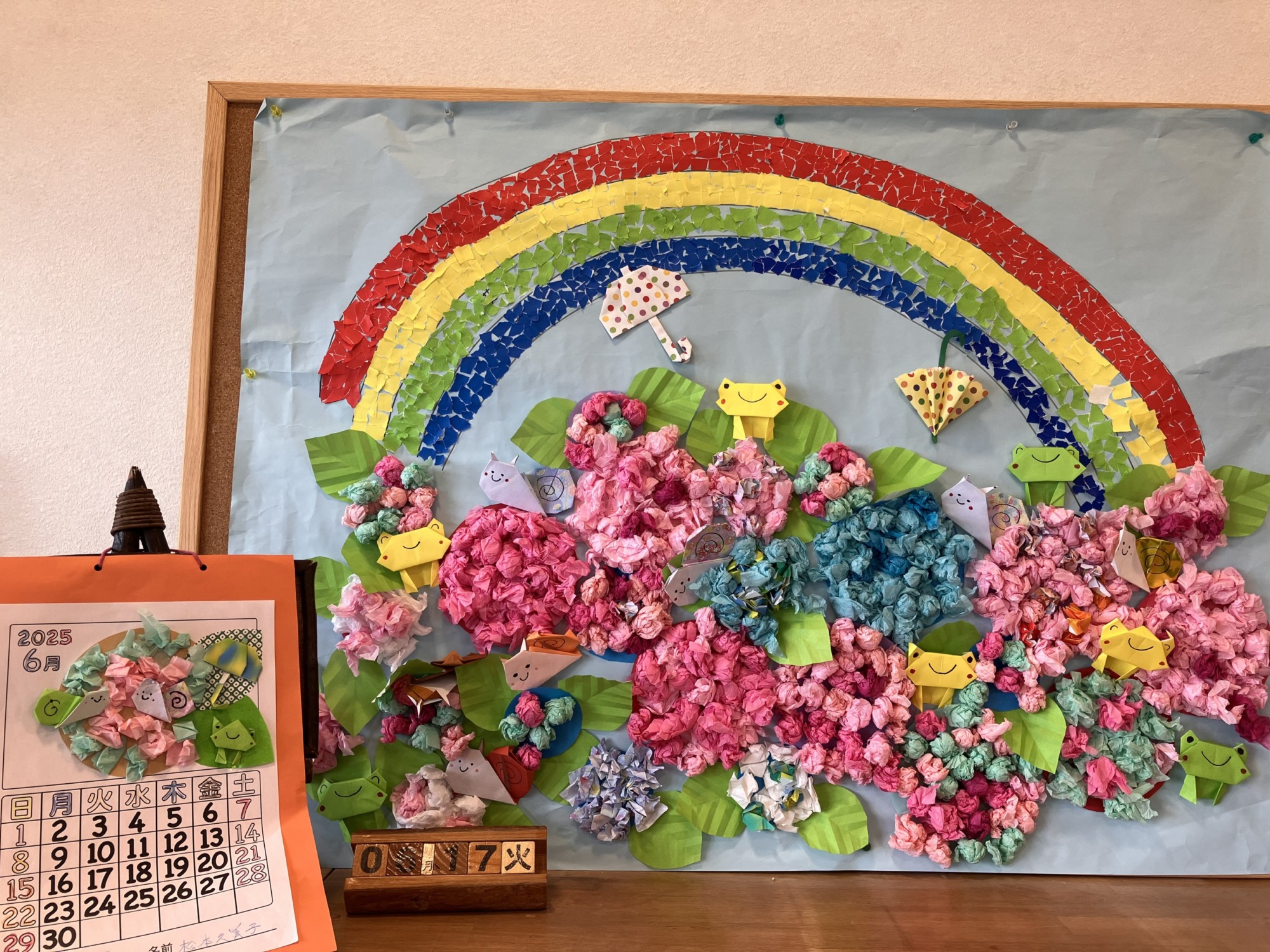花上をまるめて作ったアジサイや虹の壁画