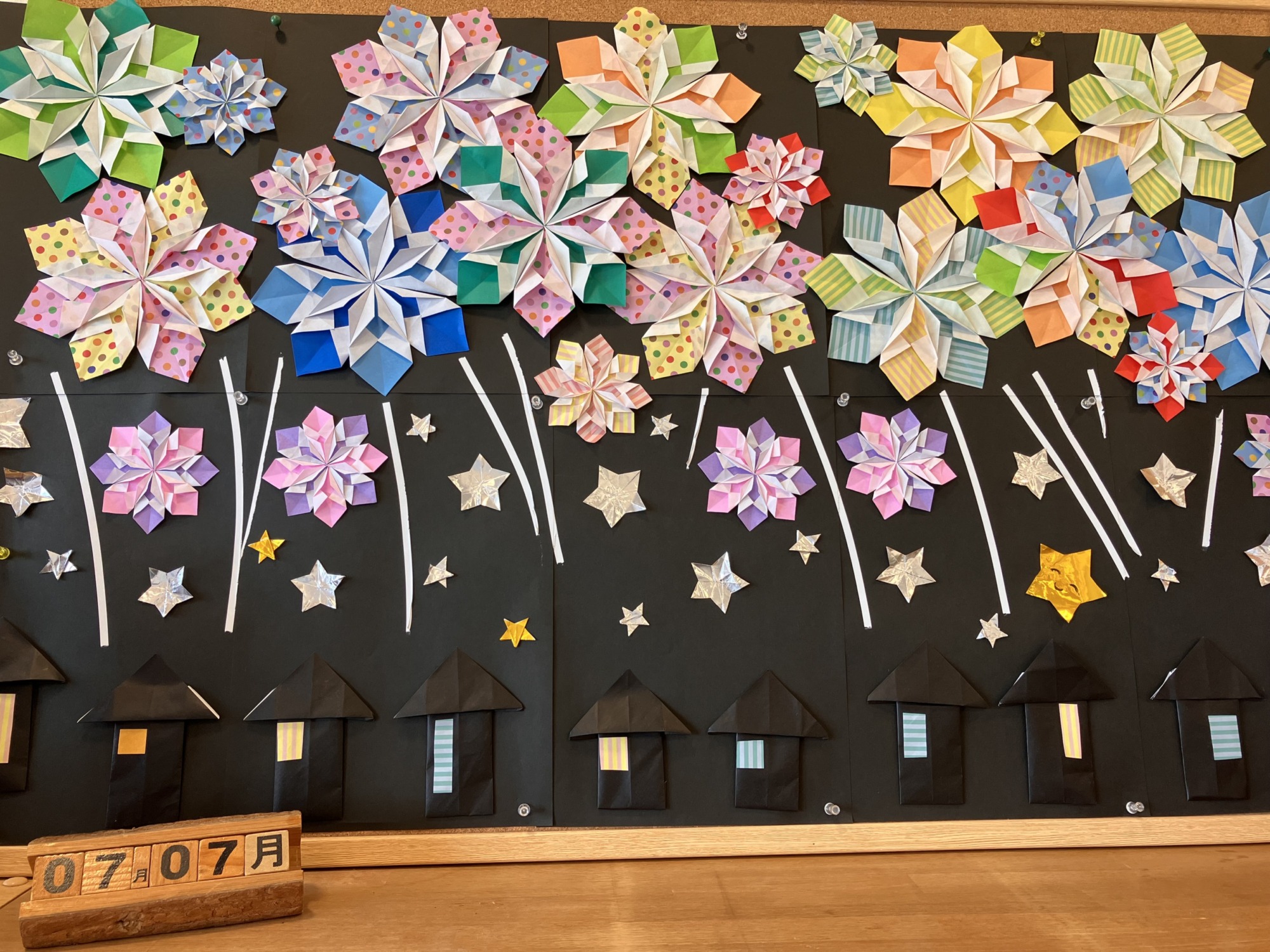 折り紙で制作した花火の壁画