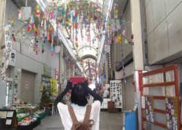 商店街の七夕飾りを写している様子