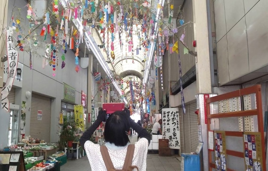商店街の七夕飾りを写している様子
