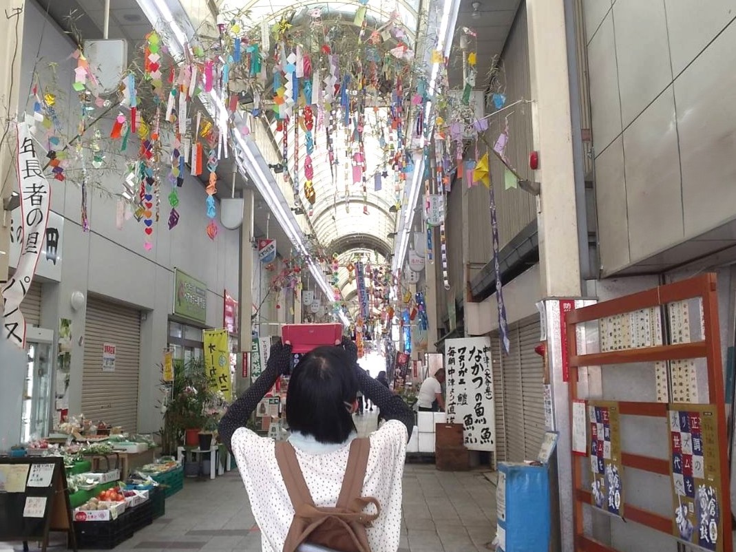 商店街の七夕飾りを写している様子
