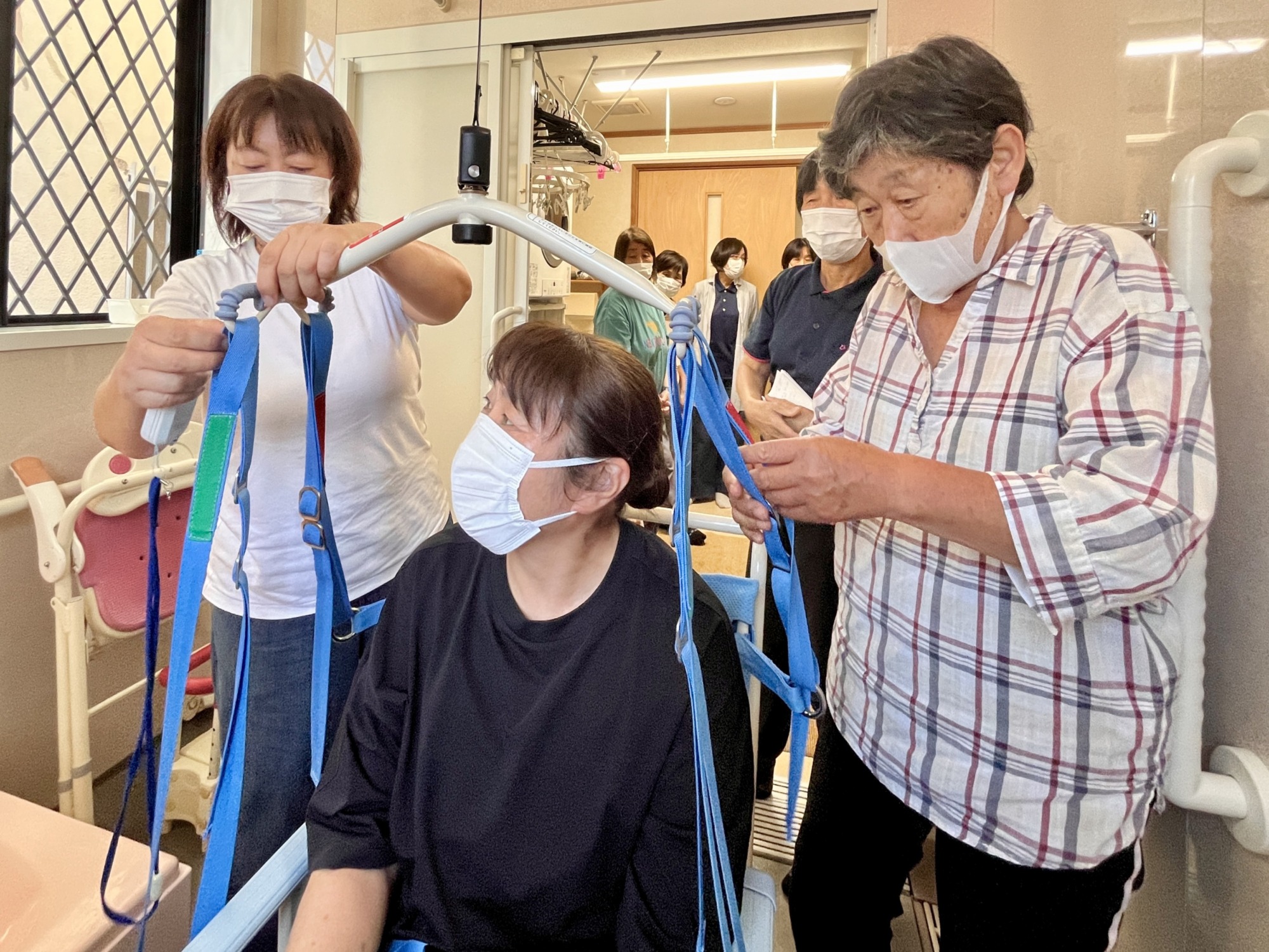３人のワーカーがリフトの取り付け方を学習する様子