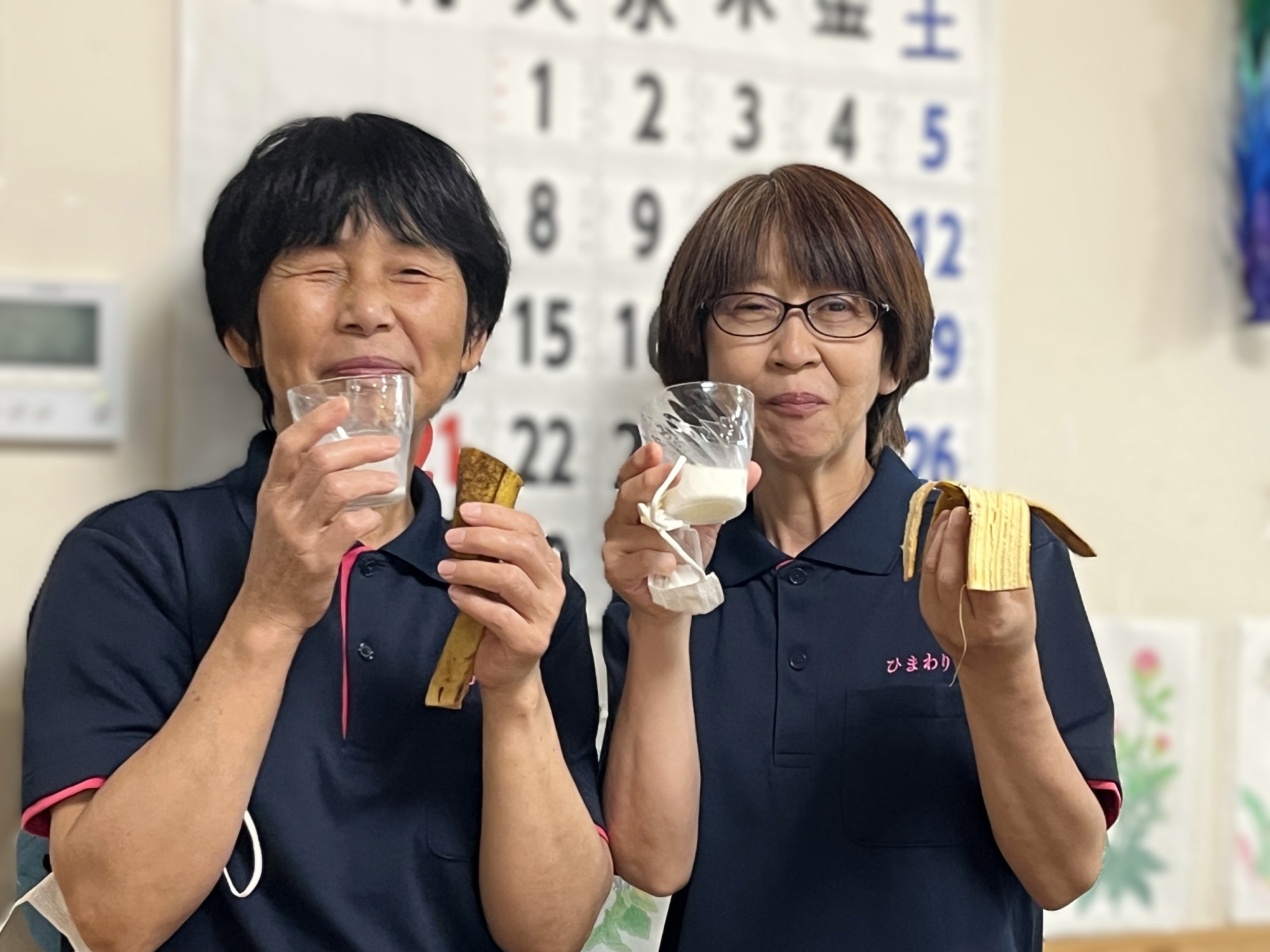 ワーカーが塩バナナシェイクを飲んでいるところ