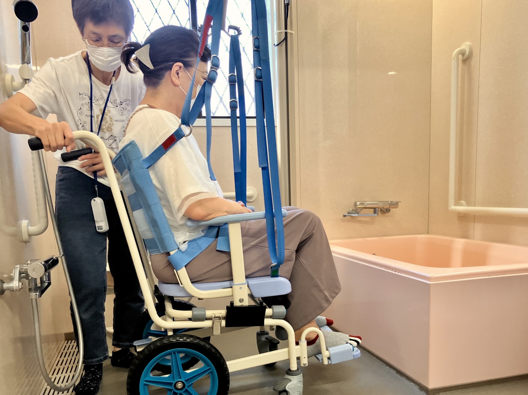 リフトを使って、ご利用者を浴槽へ移動させる様子