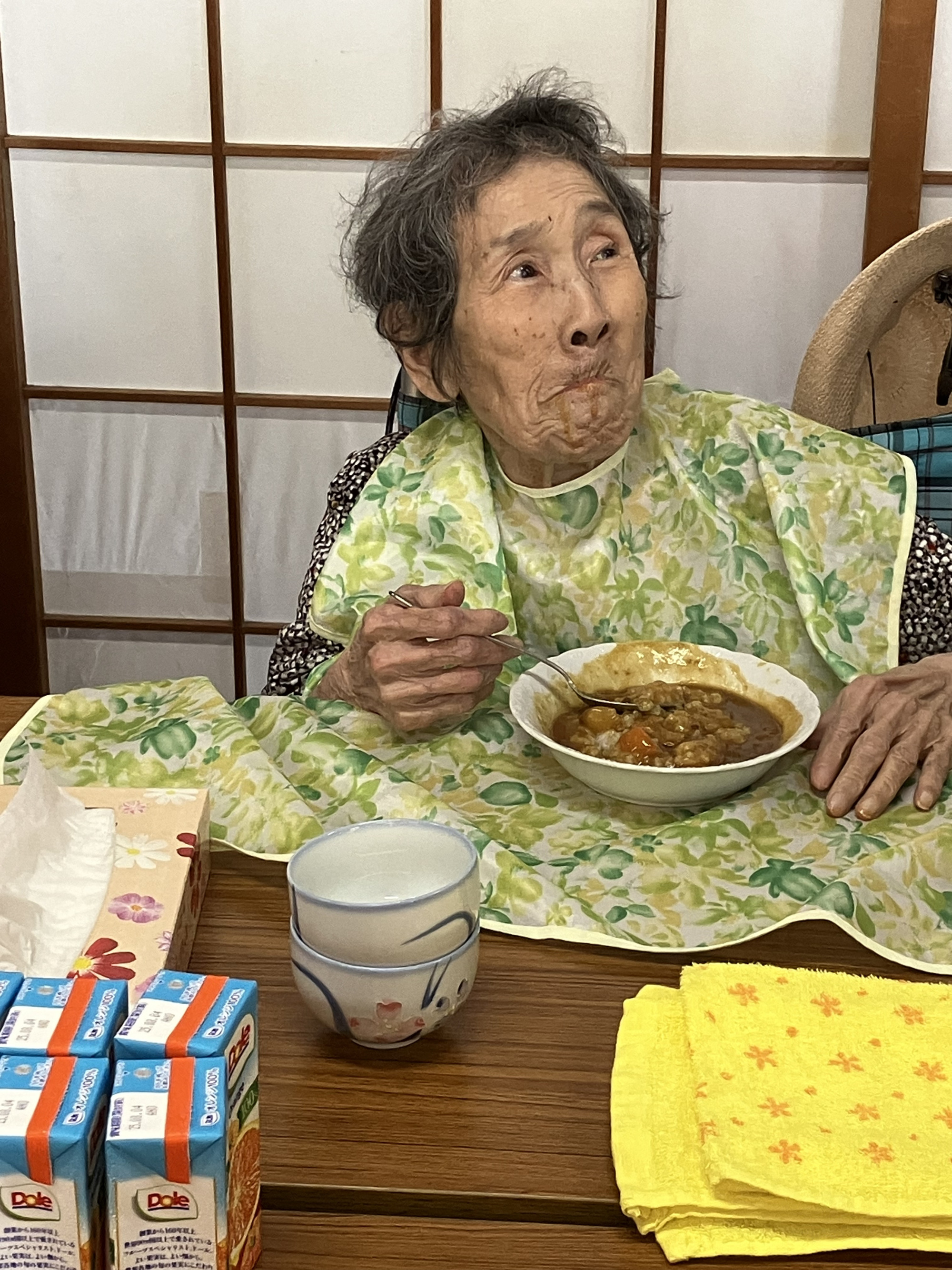 笑顔で食事を召し上がる利用者さん