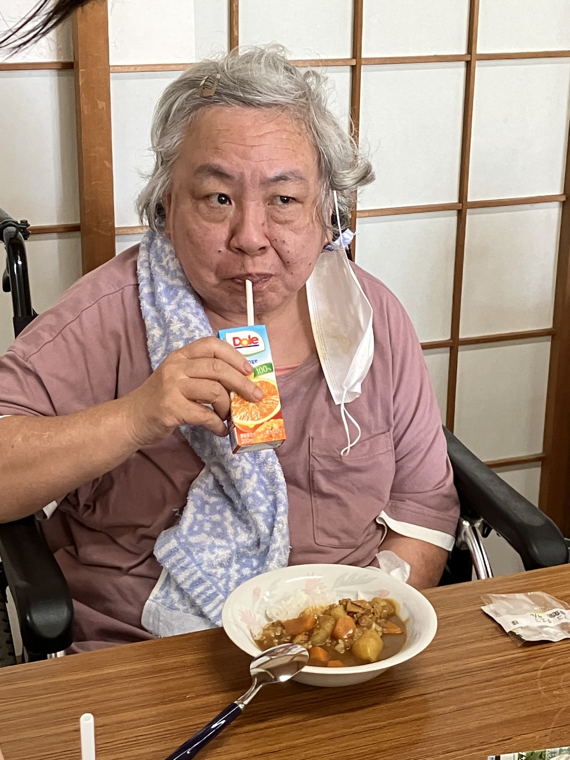 ジュースを飲む利用者さん