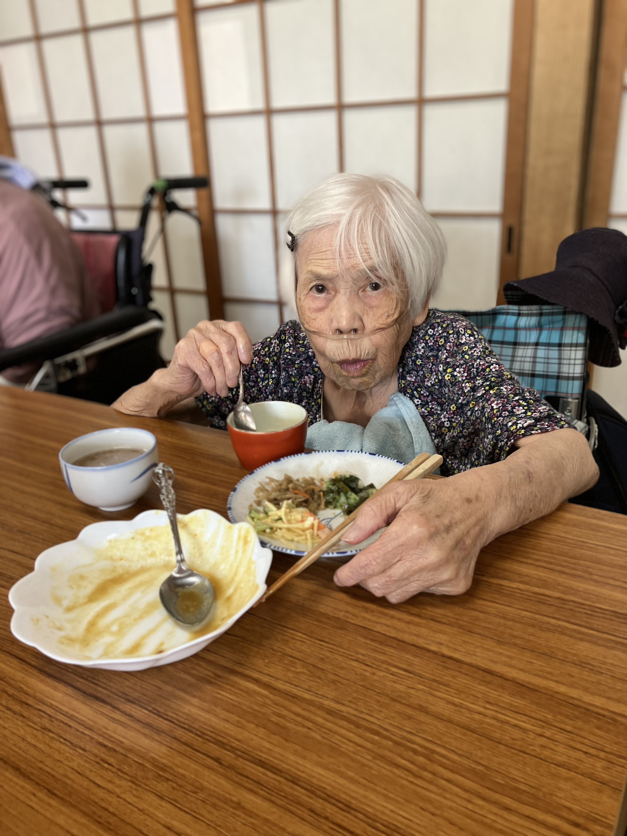 食事を召し上がる利用者さん