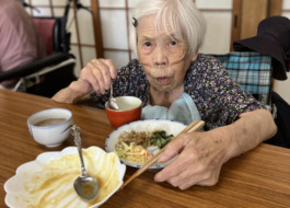 食事を召し上がる利用者さん