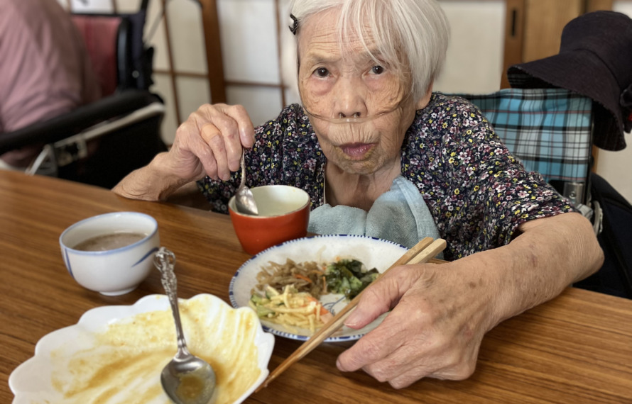 食事を召し上がる利用者さん