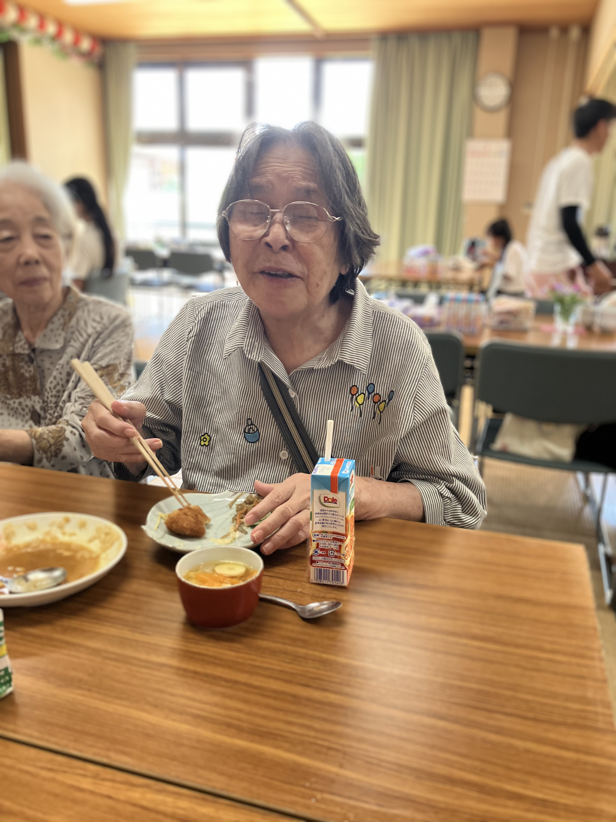 楽しそうに食事をされる利用者さん