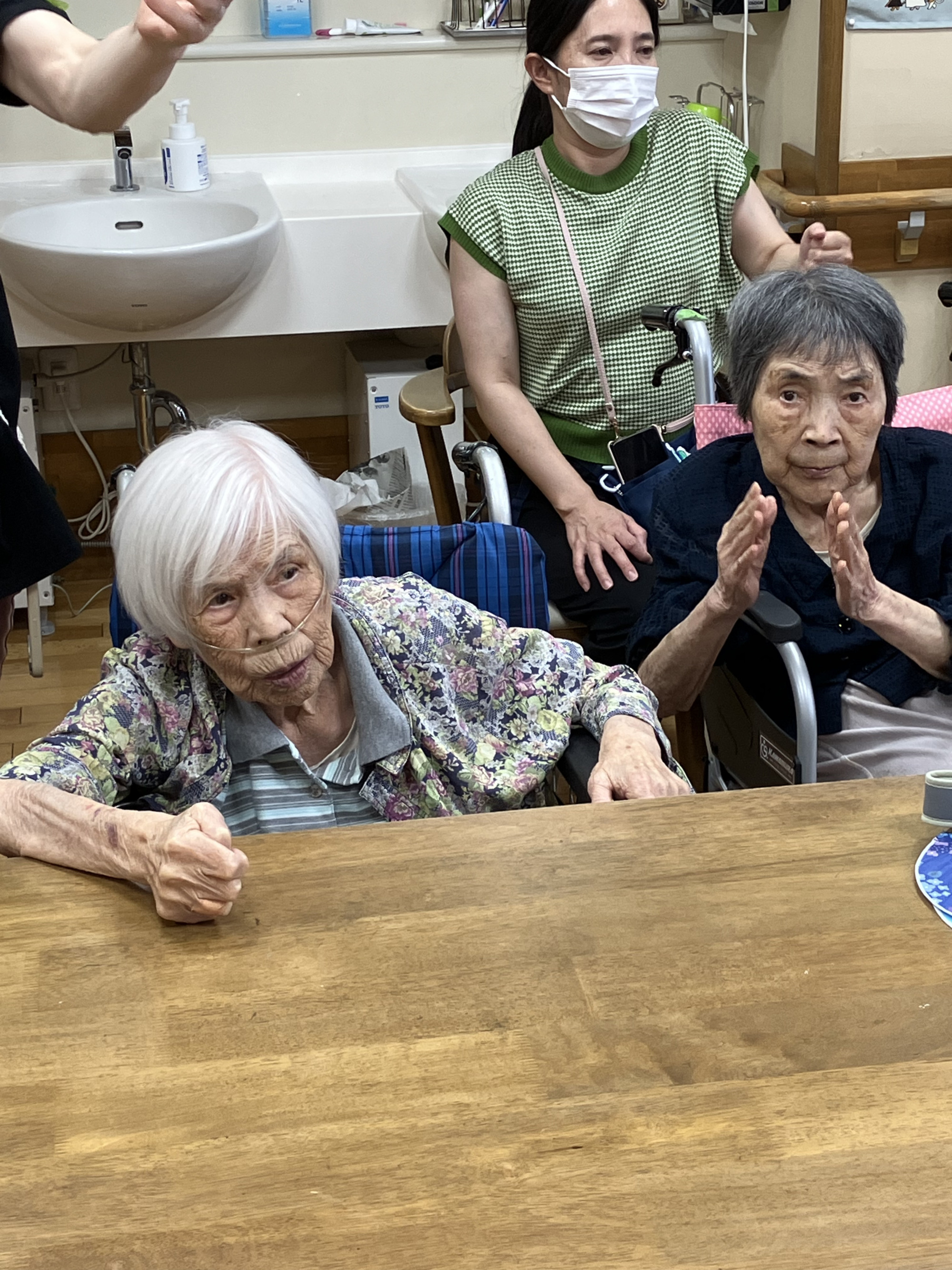 体操する利用者さんたち