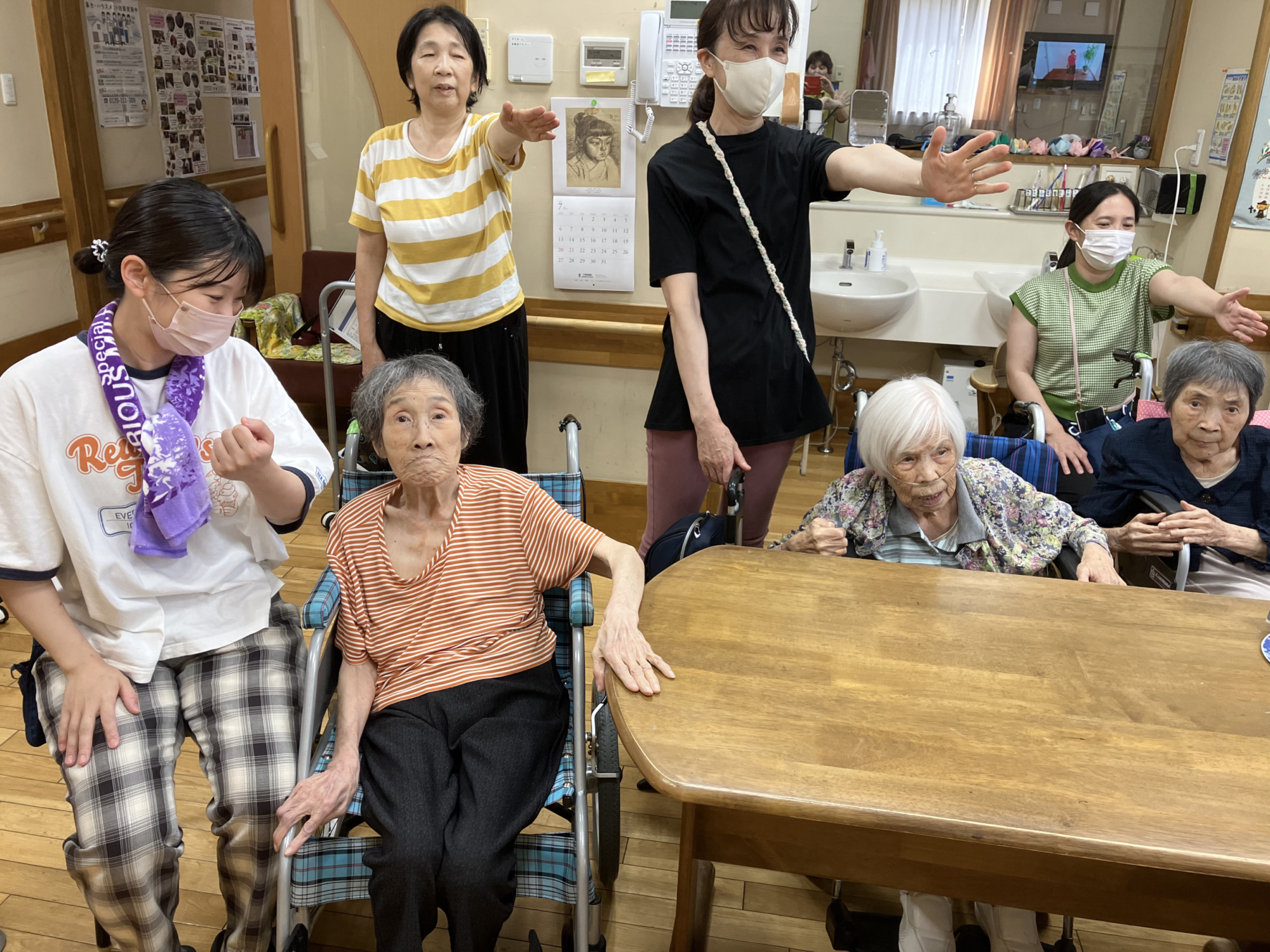 ワーカーと一緒に体操する利用者さんたち
