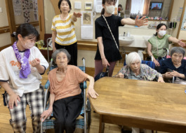 ワーカーと一緒に体操する利用者さんたち