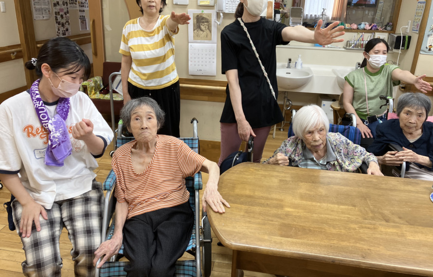ワーカーと一緒に体操する利用者さんたち