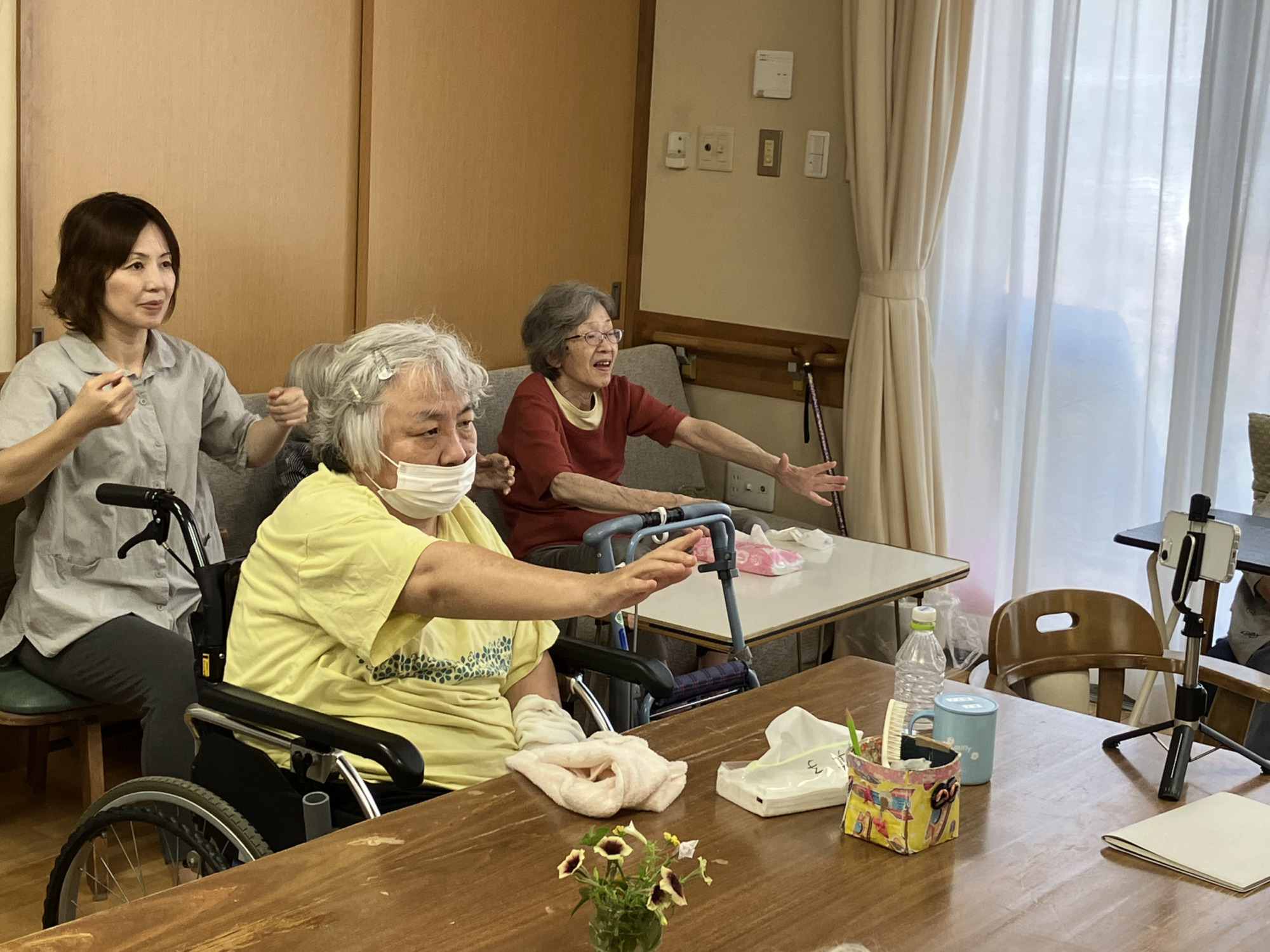楽しく体を動かす利用者さんたち