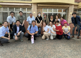センターの前で撮った集合写真