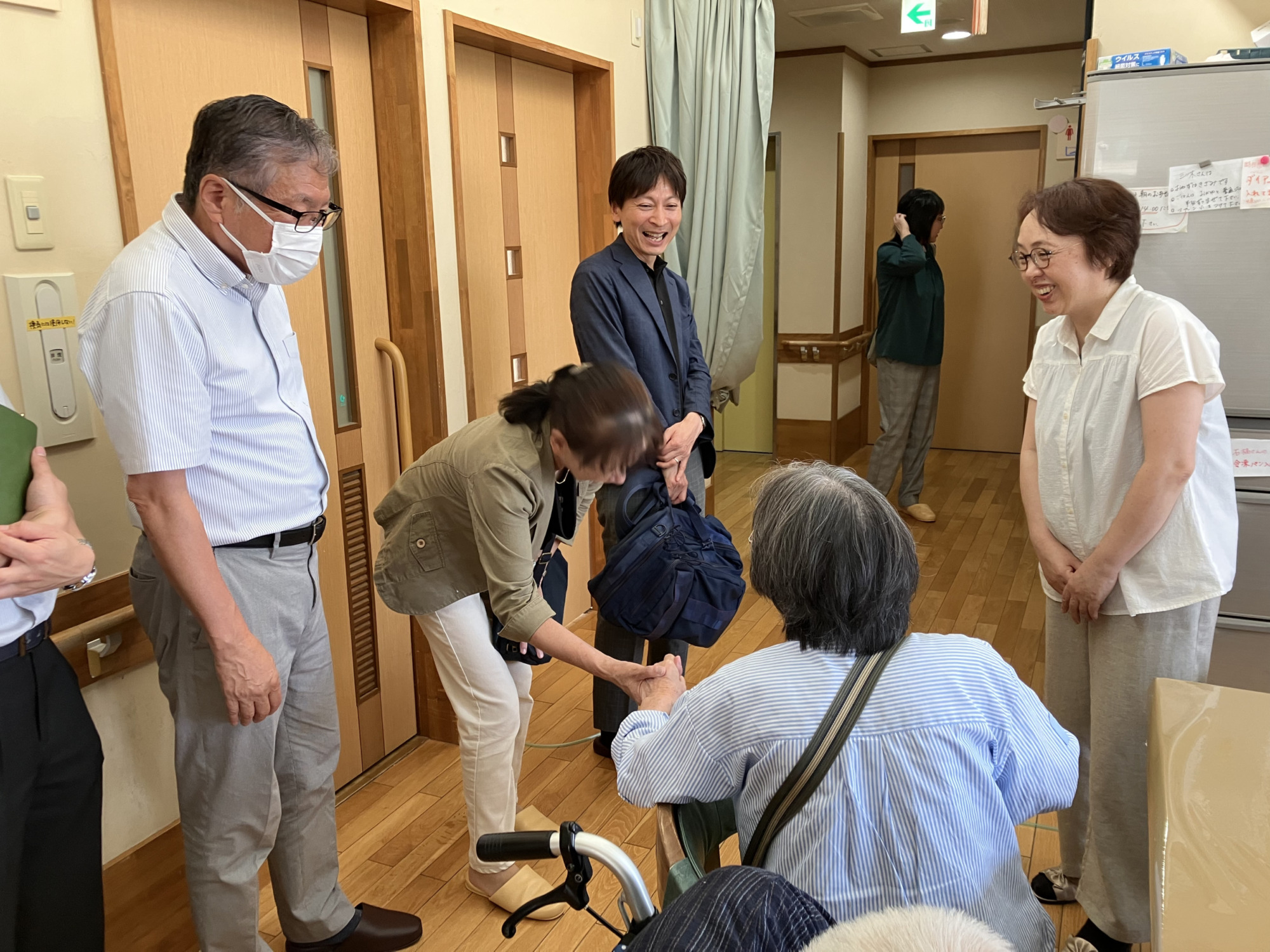 グループホームで見学に来られた方とお話しする利用者さんの写真