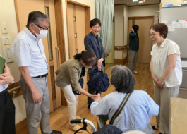 グループホームで見学に来られた方とお話しする利用者さんの写真
