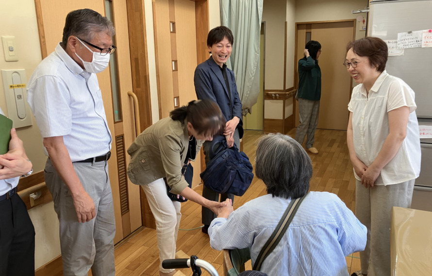 グループホームで見学に来られた方とお話しする利用者さんの写真