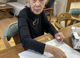 貼り絵を楽しむ利用者さん