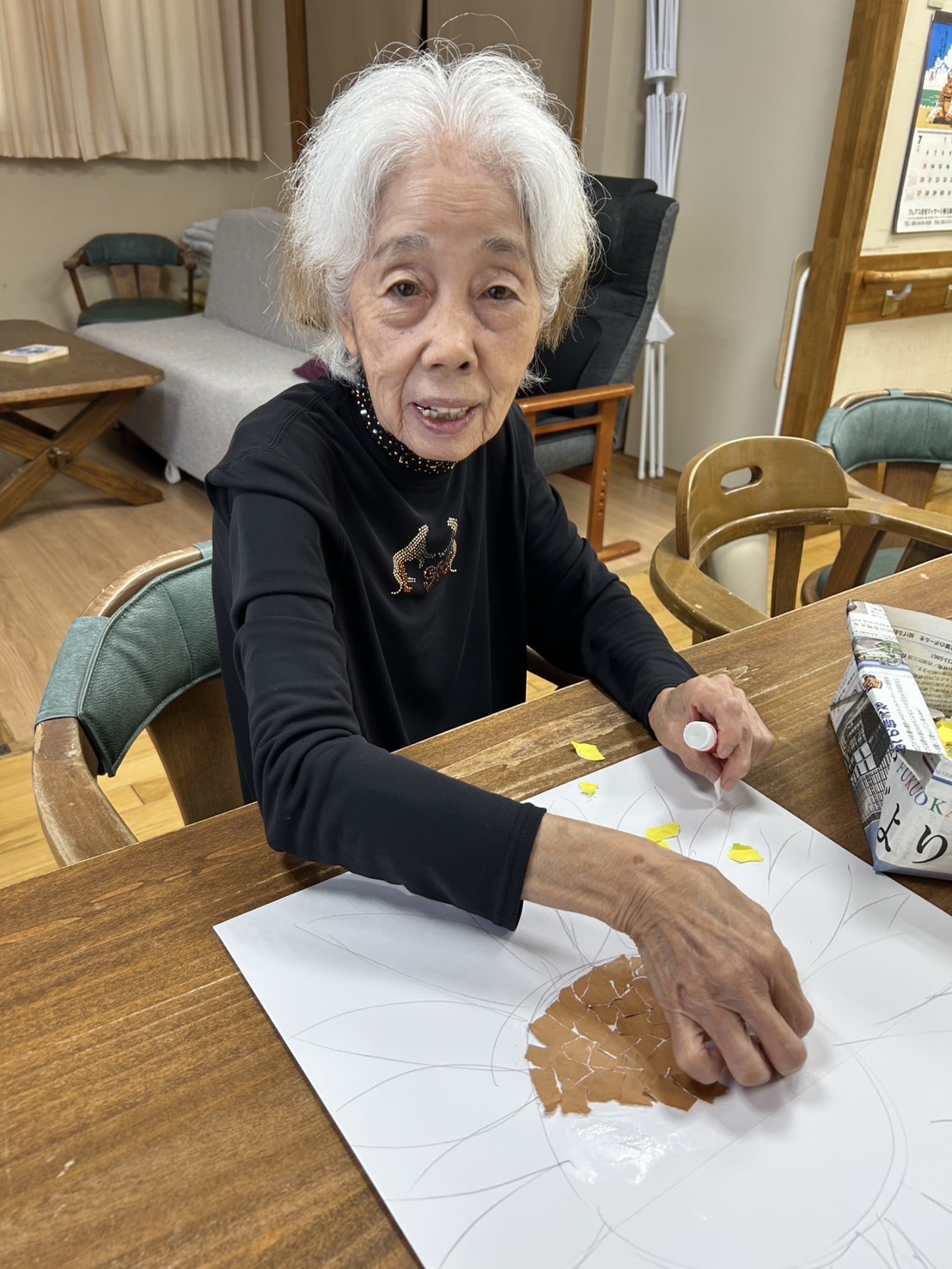 貼り絵を楽しむ利用者さん