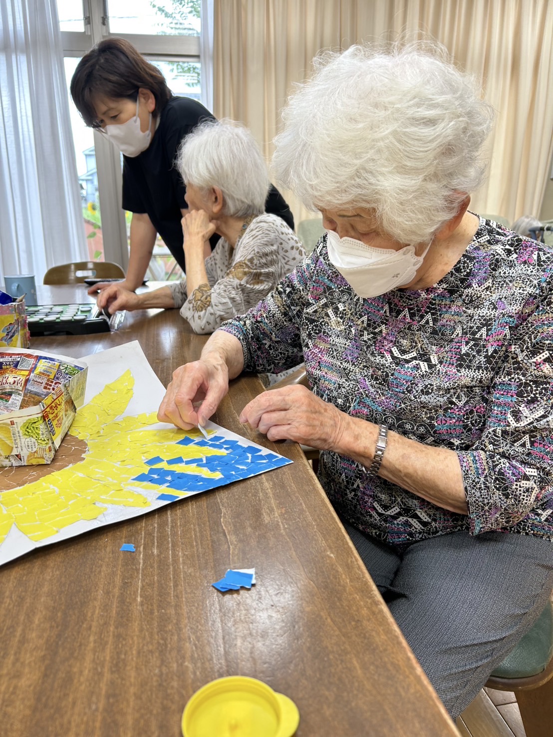 貼り絵を楽しむ利用者さん