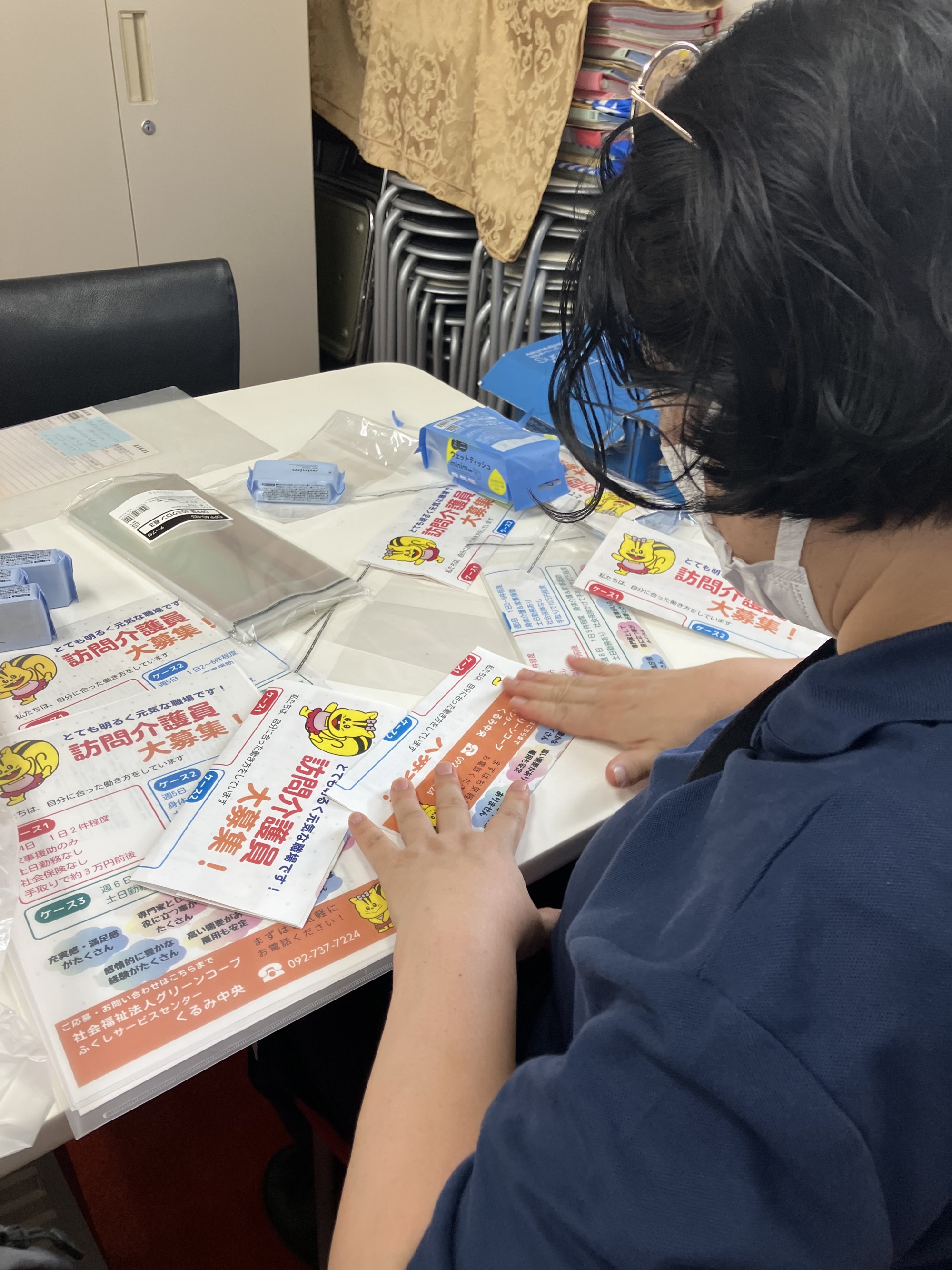 事務所にて作業中