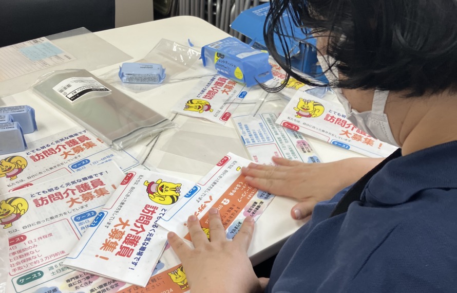事務所にて作業中