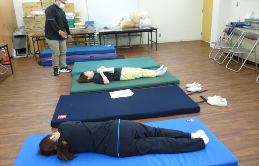 臀部や背部など圧力がかかりやすい部分を点で支えることができ、圧力を分散させる。リバーシブルタイプ。