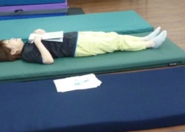 臀部や背部など圧力がかかりやすい部分を点で支えることができ、圧力を分散させる。リバーシブルタイプ。