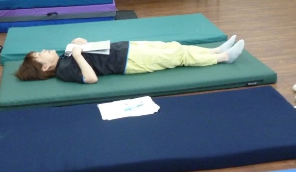 臀部や背部など圧力がかかりやすい部分を点で支えることができ、圧力を分散させる。リバーシブルタイプ。